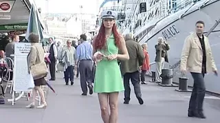 Rothaariges Teen befriedigt sich in den hohen Wiesen