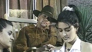 Maedel laesst sich von zwei cowbos ficken