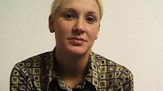 Sie fingert sich das erste mal vor der Kamera