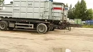 Mechanikerin zeigt was Sie hat