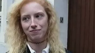 Sie mag Sperma auf Ihrem Koerper