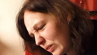 Sie besorgt es sich gerne vvor der Kamera