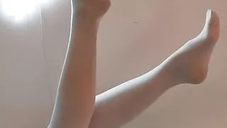 Sexig blond milf tar pa sig vita nylonstrumpor pa sina sexiga ben