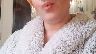 Sonyastar smokes with beautiful lipstick!