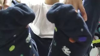 Blaue lange Socken nach einem langen Tag