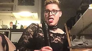 Sissy Trap Schlampe mit riesigem Dildo und Tanz