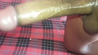 Ich bin in meinem Zimmer und versuche, meinen Schwanz zu massieren