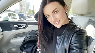 Passers-by do not allow a normal blowjob in the car