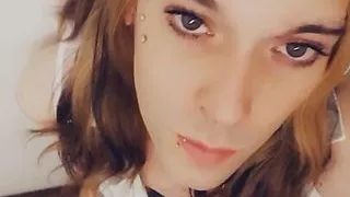 Sexy Transfrau will ihre Lippen auf deinen Schwanz wickeln