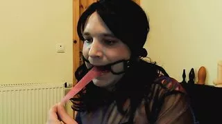 Sissy Knebel Schleuder voller Sperma Creampie