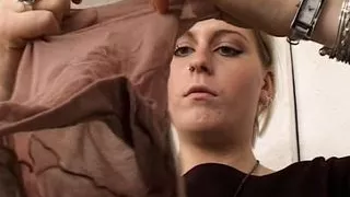 Blondine beim struempfe aufhaengen zum ficken klar gemacht