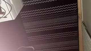 Gut gekleideter Sperma-Shooter.