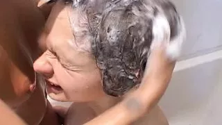 Brunette Lesben in der Dusche