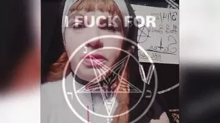 Zralé ženy, Shemale, Kouření, Sólo, Tetování, Děvka