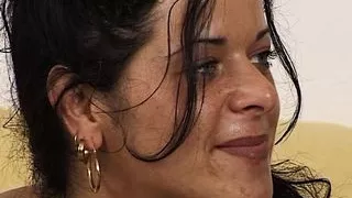 brunette zuengelt sich durchs Casting