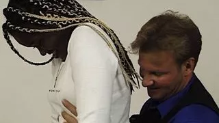 Schwarze in weissen Strapsen gefingert