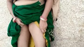 Sonali Randi Ne Khet Me Public Ke Beech Choot Me Fingering Kiya