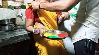 HOLI Par Sexy Bhabhi ko Color Lagakar Kitchen Stand Par Khood Choda