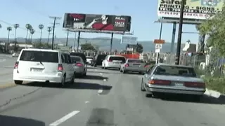 Heisse Milf von der Strasse faengt im Auto schon an zu blasen und zu ficken