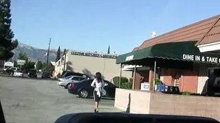 Heisse Milf auf dem Supermarkt Parkplatz aufgerissen und gefickt