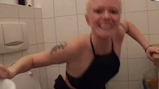 Blonde Lesbe zum Ficken ueberredet