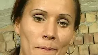 Sie wird das erste mal im BDSM Studio gefistet