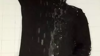 Dämon tränkt sich in einem Pissbrunnen