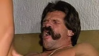 Geile Sabine bekommt Ihre behaarte Moese vom Chef gefickt