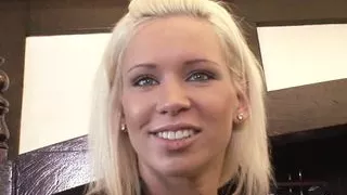 Ehemann fickt junge Blonde Babysitterin und laesst sie das Sperma auflecken