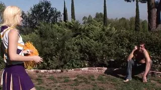 Cheerleader Blond grosse titten fickt und zeigt Stiefpapa was sie gelernt hat