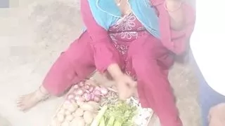 Vegetable bech rahi bhabhi ko patakar choda in clear hindi voice xxx indian desi bhabhi vegetables selling