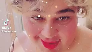 Chubby Trans genießt ihren Sonntagmorgen beim Tanzen und Singen