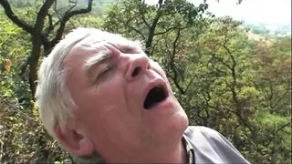 Ein paar Omas ficken ein junges Mädchen im Park