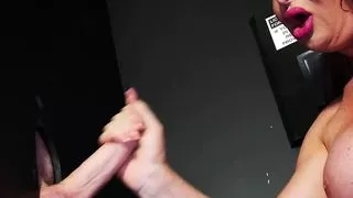 Curvy redhead tgirl saugt Gloryhole Schwanz nach Wichsen