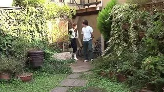 Junge Notgeile Asiatin 23 bekommt Jeans zerrissen und wird von zwei Typen gefickt