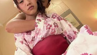 Junge asiatin mit grossen Nippel bekommt nach sex crampie