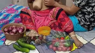 XXX Bhojpuri Bhabhi, while selling vegetables, showing off her fat nipples, got chuckled by the customer!