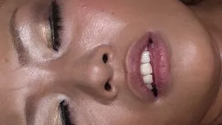 Asiatin 24 Jahre beim Fototermin heftigen Orgasmus gehabt