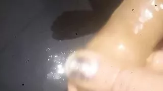 Mene bathroom me apna lund hilyia