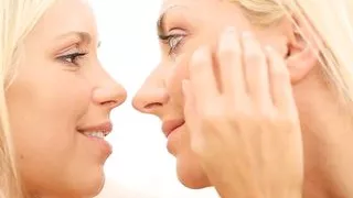 Nach der Manikuere noch etwas pflege fuer die Pussy