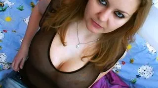 Anita findet die Flasche Babyoil und fingert Ihre Freundin mit dicken titten