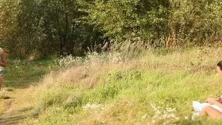 Zwei heisse Teens mit prallen titten ficken sich im freien