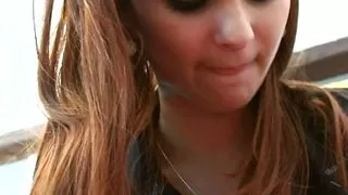 Zwei junge Maedels testen den Umschnalldildo Ihrer Eltern