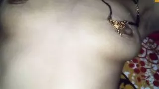 Sanaa Bhabhi saugt in Nahaufnahme Sex Video