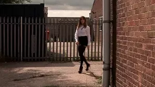 Geile Sau als Polizistin verkleidet im hinter Hof gefickt