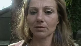 Notgeile Milf laesst sich im Freien vom gaertner ficken saugt Ihn leer