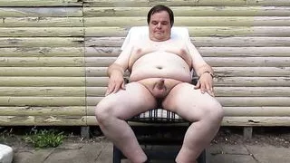 Holger mit Cockring beim pissen.