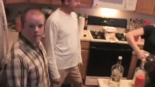 College Schwanz Hure saugt Schwanz in POV