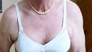 Crossdresser Andreas als Ilse am pisse trinken und wichsen