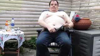 Holger stript und pieselt